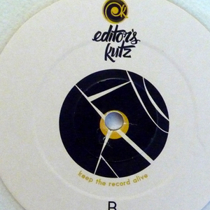 摸着小表妺的小屁股坐下
