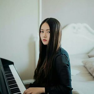 摸着小表妺的小屁股坐下
