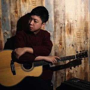 摸着小表妺的小屁股坐下
