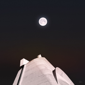 摸着小表妺的小屁股坐下
