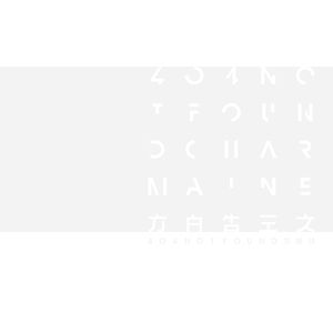 摸着小表妺的小屁股坐下
