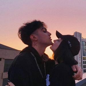 摸着小表妺的小屁股坐下
