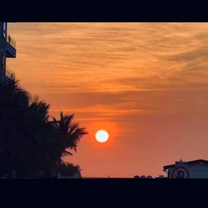 摸着小表妺的小屁股坐下
